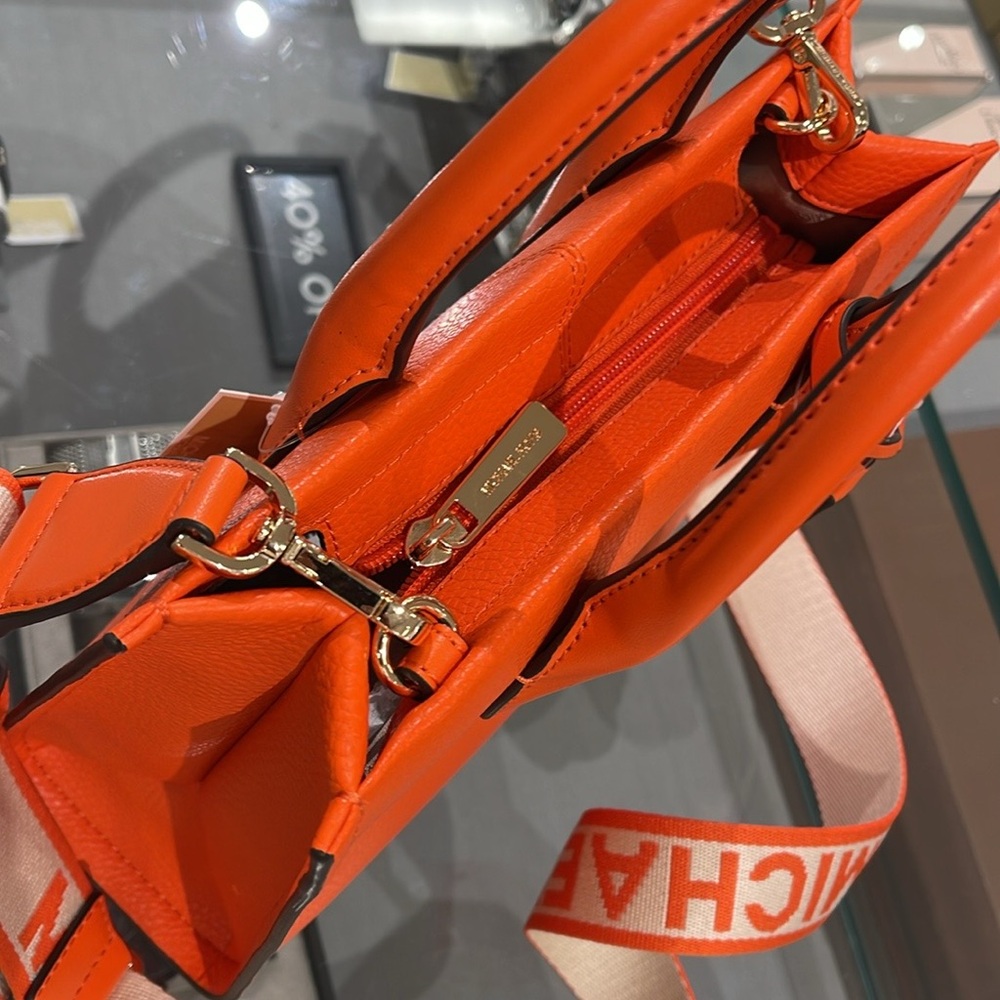 Michael Kors Mirella Small Pebbled Leather Shopper Top Zip Crossbody XBODY
Poppy - Picture 5 of 16